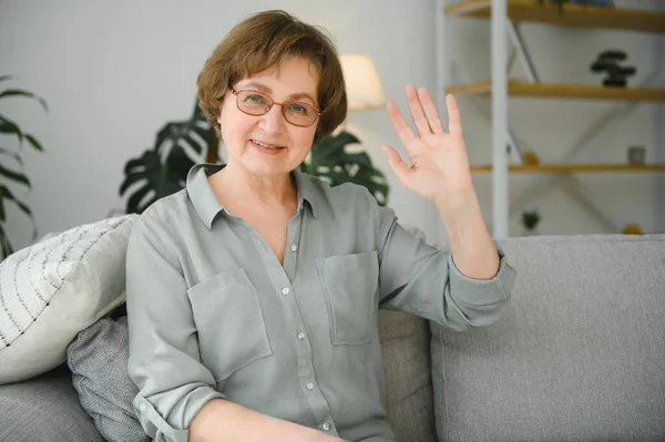 Görüntülü arama. Güzel, yaşlı bir bayan. Video görüşmesi yapacağım..