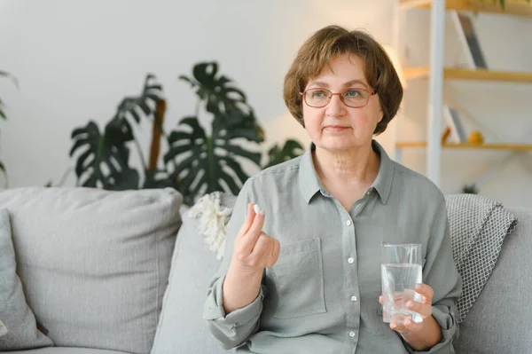 Ålder Medicin Sjukvård Och Människor Koncept Senior Kvinna Med Glas — Stockfoto