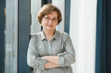 Yaşlı kadın ile bellek sorun harcama zaman bakım evinde.
