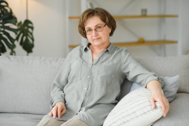 gülümseyen yaşlı bir kadın portresi