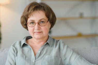 yakın çekim evde mutlu bir yaşlı kadın portresi.