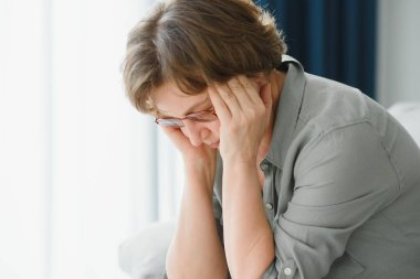 Sağlık bakım, ağrı, stres, yaş ve insanlar kavramı - üst düzey kadın baş ağrısı acı yüzü.