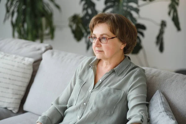 Närbild Porträtt Äldre Kvinna Bär Glasögon — Stockfoto