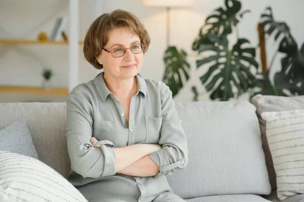 yakın çekim evde mutlu bir yaşlı kadın portresi.