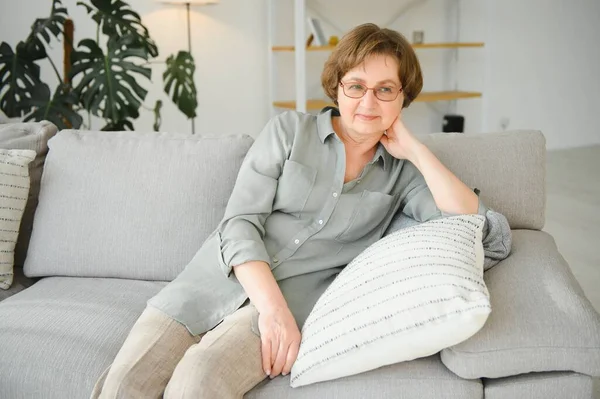 Gözlük takan yaşlı kadın portresi.