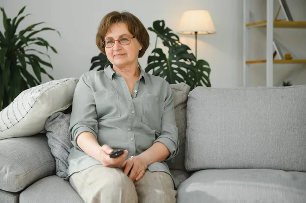 Tecnologia Televisão Idade Conceito Pessoas Mulher Sênior Feliz Assistindo Mudando — Fotografia de Stock