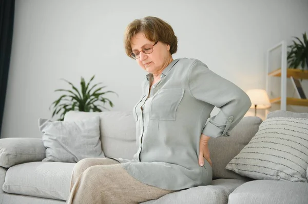 年老的时候 健康问题和人们观念 高级女人患背疼痛或在家的缰绳 — 图库照片