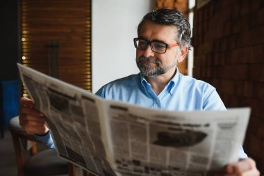 bir gazetede, café arka planları iş adamı.