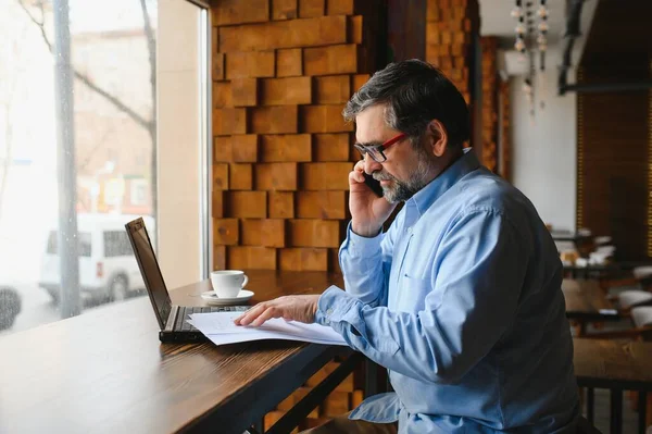 Senior Mannelijke Freelancer Werkt Laptop Café Concept Van Werken Afstand — Stockfoto