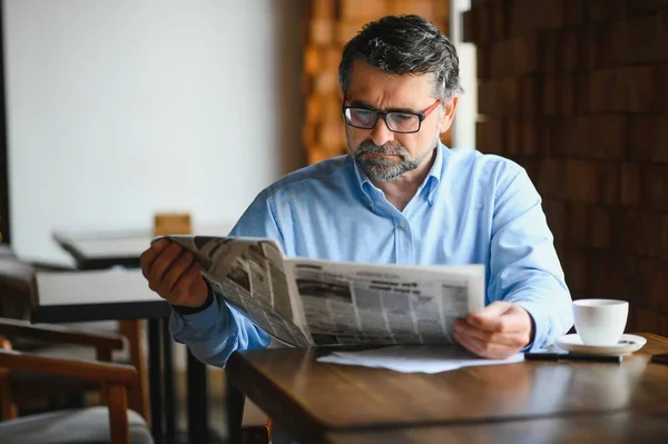 Active Senior Man Reading Newspaper Drinking Coffee Restaurant — Fotografia de Stock