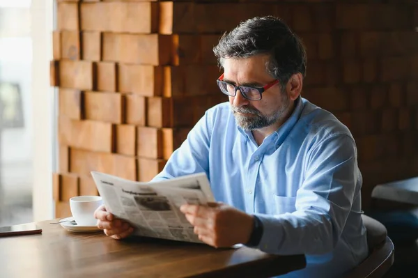 Coffee Break Man Drinking Coffee Reading Newspaper Cafe Bar — Fotografia de Stock