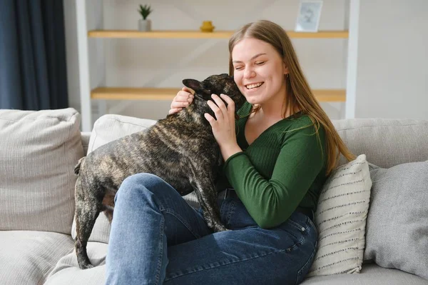 Propietaria Jugando Con Perro Alegre Casa Jugar Con Concepto Perro — Foto de Stock