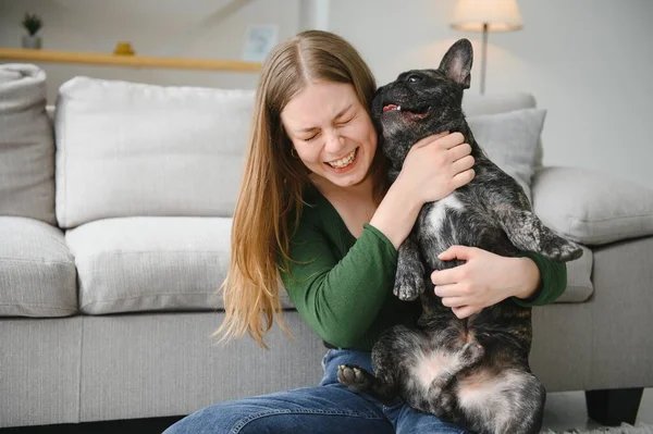 Propietaria Jugando Con Perro Alegre Casa Jugar Con Concepto Perro — Foto de Stock