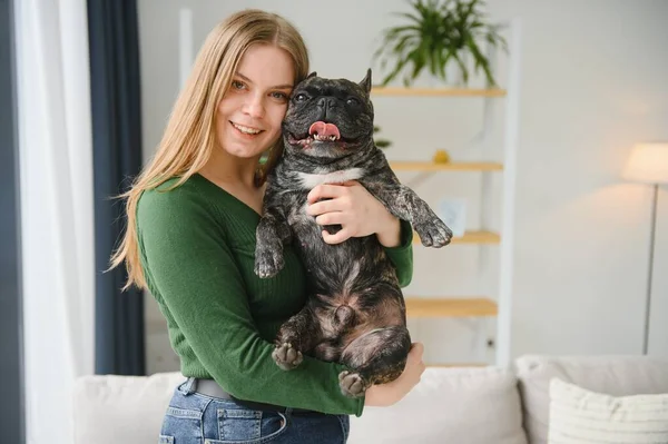 Frauchen Spielt Mit Fröhlichem Hund Hause Spiel Mit Dem Hundekonzept — Stockfoto