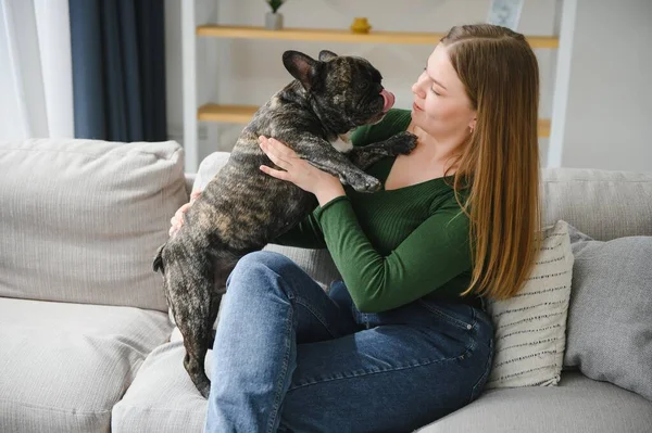 Junge Frau Mit Ihrem Hund Hause Schönes Haustier — Stockfoto