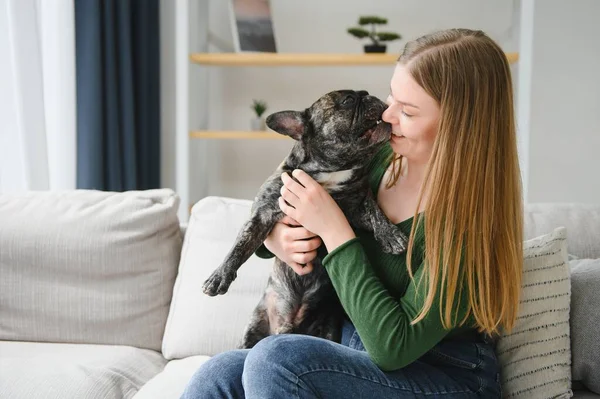 Frauchen Spielt Mit Fröhlichem Hund Hause Spiel Mit Dem Hundekonzept — Stockfoto