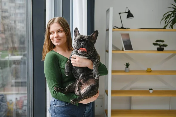 Mujer Joven Con Perro Casa Hermosa Mascota — Foto de Stock