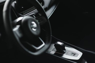 araba iç. Modern araba hız ölçer ve Işıklı Pano. Lüks Araç enstrüman kümesi. Hibrid araba gösterge panelinin çekim yakın.