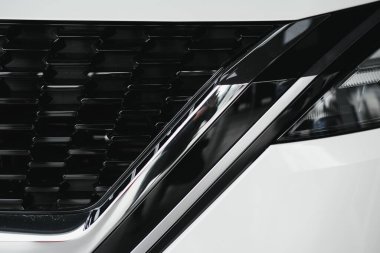 Modern prestijli arabanın far ışığı...