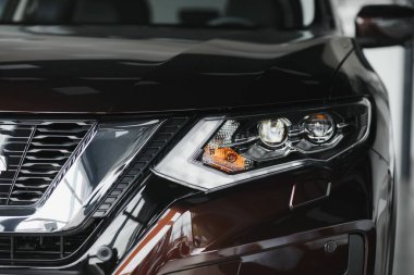 Modern prestijli arabanın far ışığı...