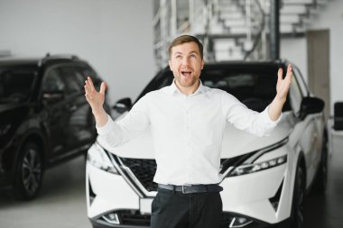 Mutlu müşteri sadece bir araba araba galerisinde satın aldı.