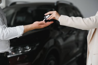 genç bir kadın için araba anahtarları teslim işadamı değişimi