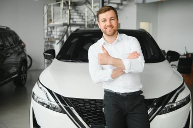 Mutlu müşteri sadece bir araba araba galerisinde satın aldı.