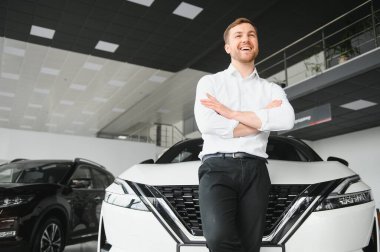 Mutlu müşteri sadece bir araba araba galerisinde satın aldı.