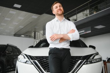 Mutlu müşteri sadece bir araba araba galerisinde satın aldı.