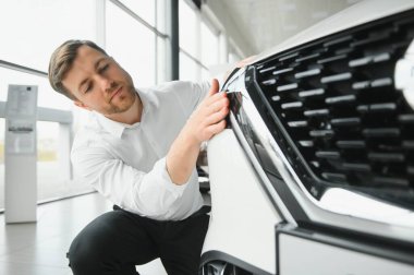 Mutlu müşteri sadece bir araba araba galerisinde satın aldı.