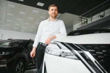 Mutlu müşteri sadece bir araba araba galerisinde satın aldı.