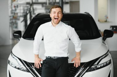 Mutlu müşteri sadece bir araba araba galerisinde satın aldı.