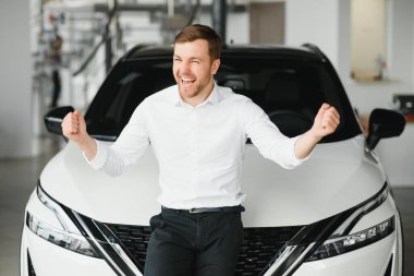 Adam galeriden araba alıyor..