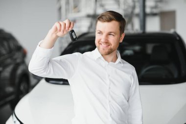 Mutlu adam göstermek onun yeni araba anahtar