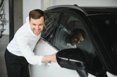 Mutlu müşteri sadece bir araba araba galerisinde satın aldı.