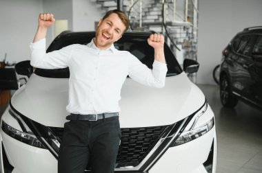 Adam galeriden araba alıyor..