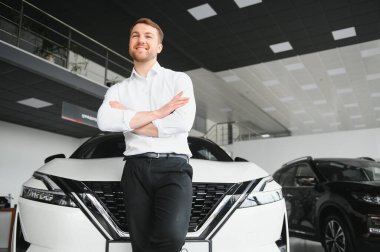 Adam galeriden araba alıyor..