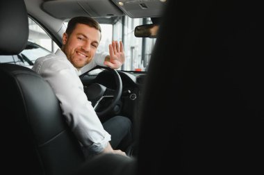 ulaşım, araç ve taksi kavramı - erkek sürücü.