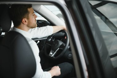 ulaşım, araç ve taksi kavramı - erkek sürücü.