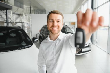 Evet, bu benim yeni arabam. Araba galerisindeki müşteri. Elinde anahtarlar olan genç adam.