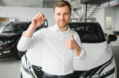 Evet, bu benim yeni arabam. Araba galerisindeki müşteri. Elinde anahtarlar olan genç adam.