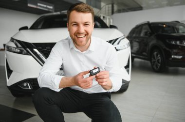 Evet, bu benim yeni arabam. Araba galerisindeki müşteri. Elinde anahtarlar olan genç adam.