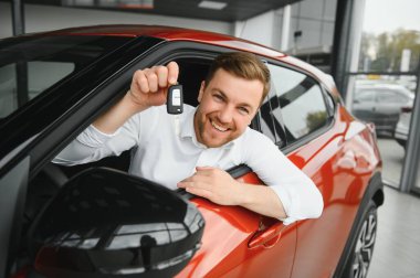 Adam galeriden araba alıyor..