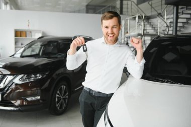 Evet, bu benim yeni arabam. Araba galerisindeki müşteri. Elinde anahtarlar olan genç adam.