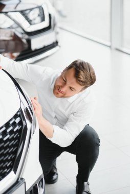 Adam galeriden araba alıyor..