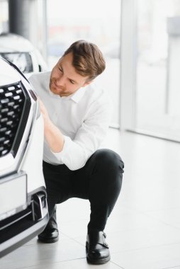 Mutlu adam göstermek onun yeni araba anahtar