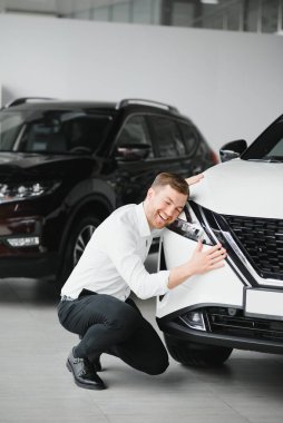 Yetişkin müşteri erkek müşteri alıcısı klasik takım elbise giyiyor. Beyaz gömlek, araba almak istiyor. Sergi salonunun galerisindeki araba galerisindeki araba galerisinde yeni bir araba almak istiyor. Satış konsepti