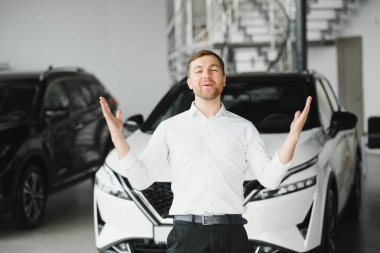 Adam galeriden araba alıyor..