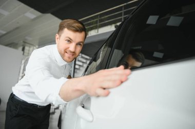 Adam galeriden araba alıyor..