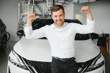 Mutlu müşteri sadece bir araba araba galerisinde satın aldı.